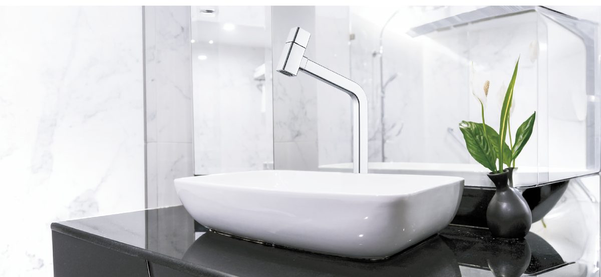 Grifería de lavabo en baño moderno
